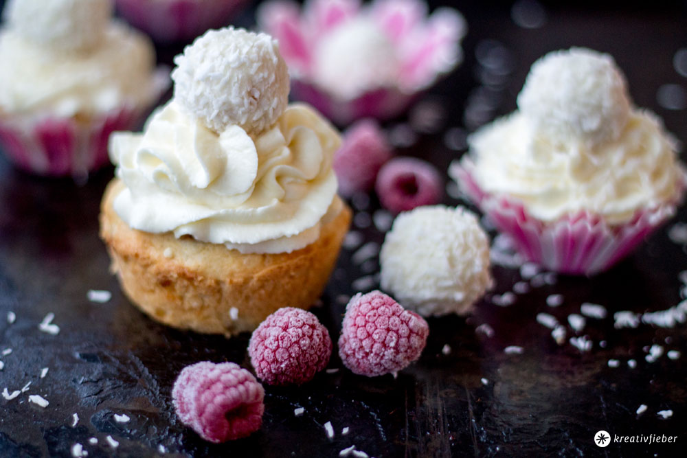 Raffaello-Himbeer-Cupcakes-backen---weihnachtliches-Dessert