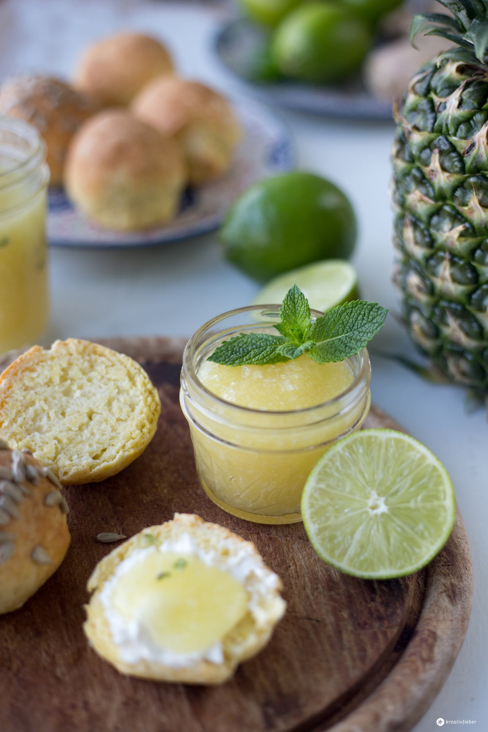 Limetten-Ananas-Konfitüre mit Kokos, Ingwer und Minze - leckeres Marmeladenrezept mit Zitrusfrüchten