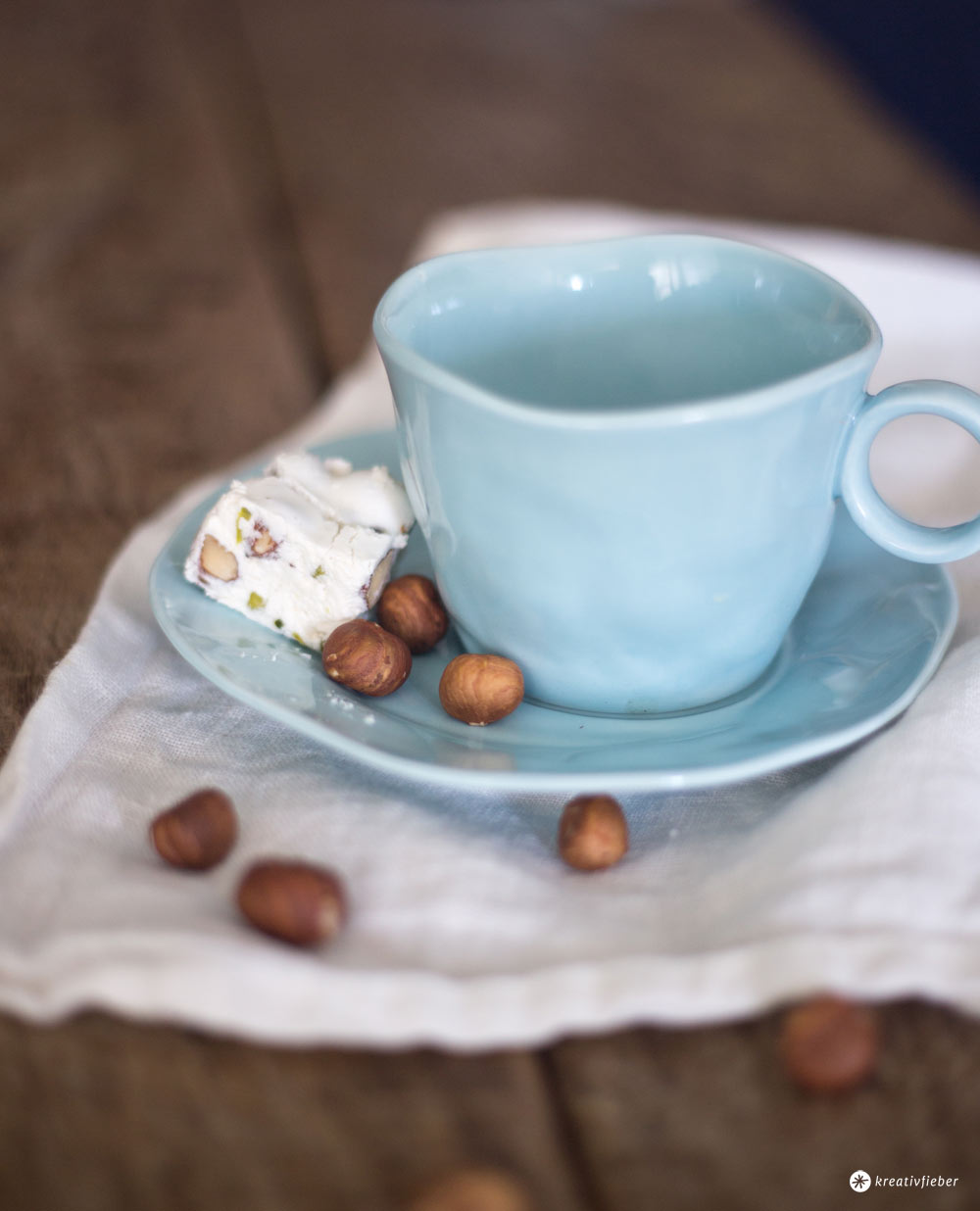 Weißer Nougat mit Haselnüssen selbermachen - Geschenke aus der Küche Weißer Nougat mit Haselnüssen selbermachen - Geschenke aus der Küche