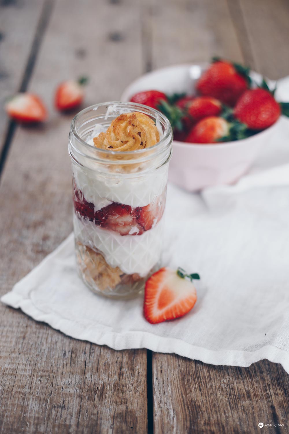 Cheescakecreme mit Erdbeeren und Windbeuteln - Dessert Rezeptidee